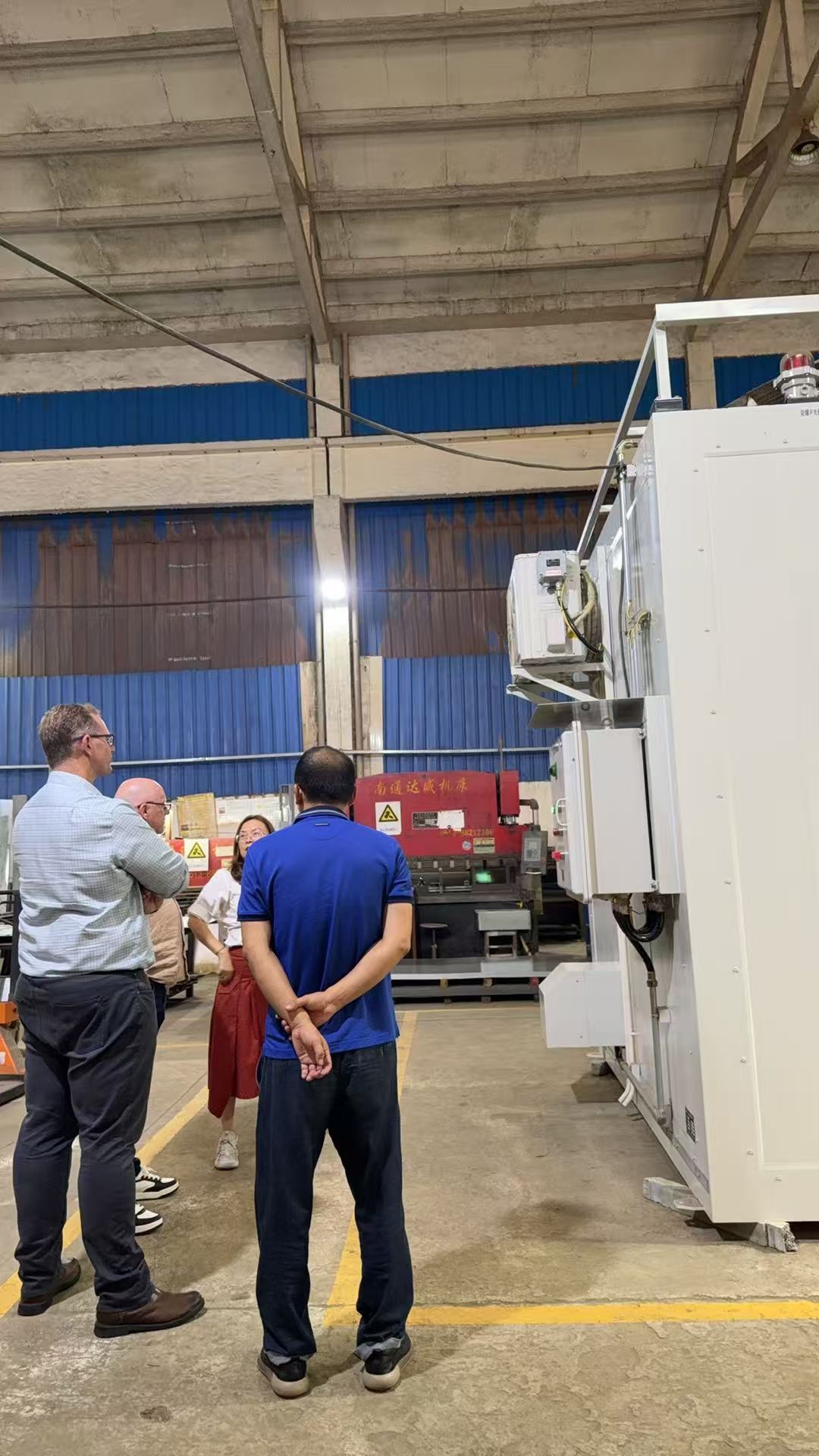 Neueste Unternehmensblogs über Russian Client Visits Wuxi SUPER Factory to Inspect Hazardous Materials Safety Cabinets — Initial Cooperation Established