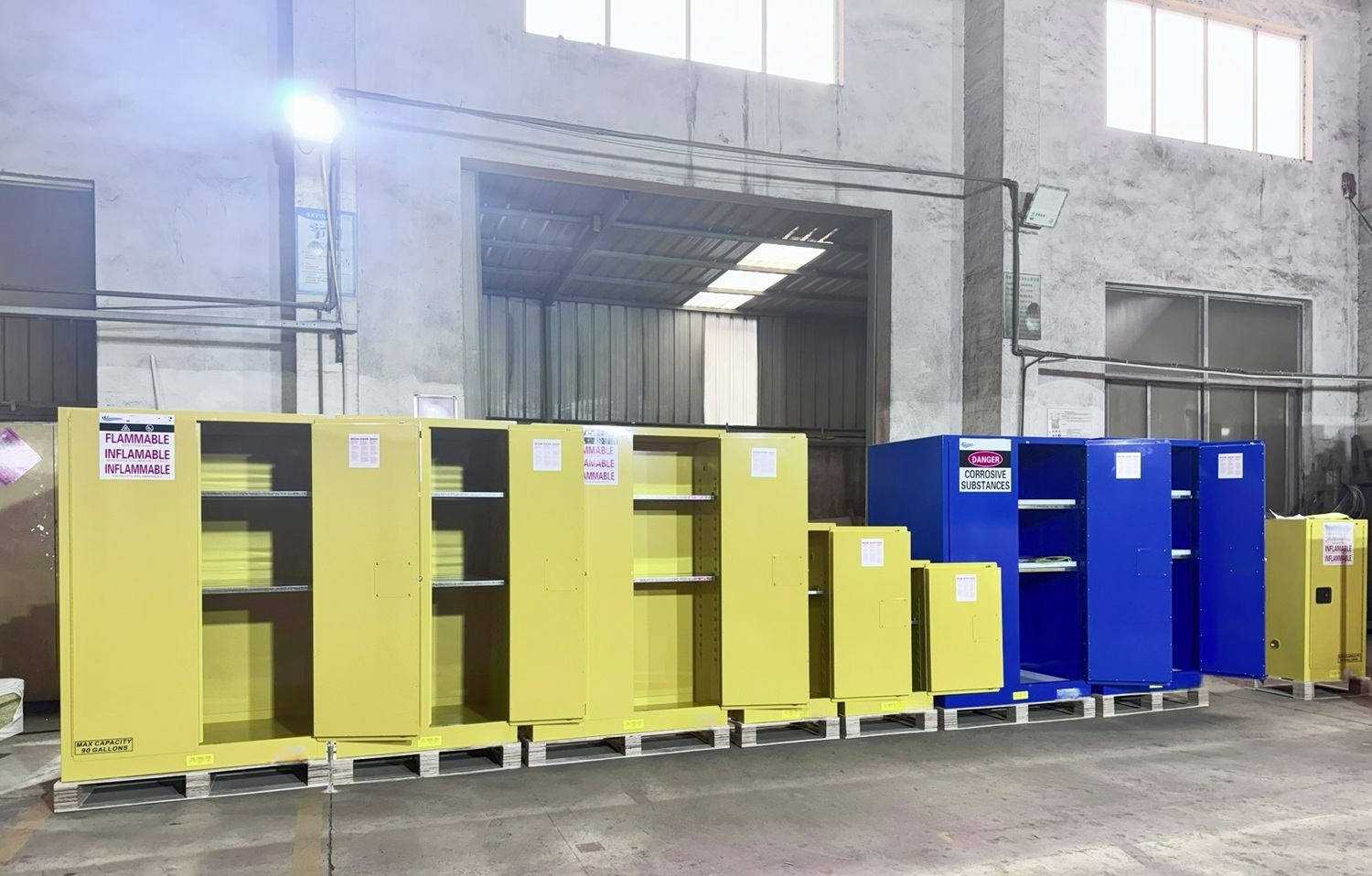 Neueste Unternehmensblogs über Massenproduktion von Industriechemikalienspeicherschränken abgeschlossen und für den Containerversand bereit